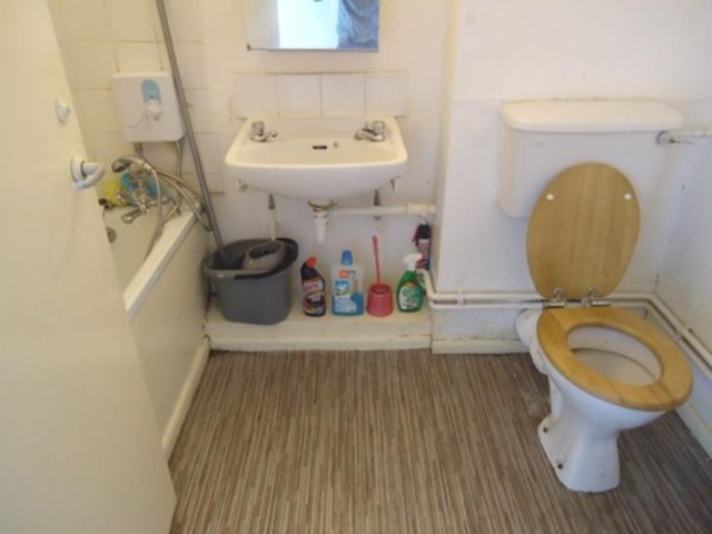  Image of 1 bedroom Flat for sale in Six Acres Estate London N4 at Monksfield Court, Durham Road  Finsbury Park, N4 3PF