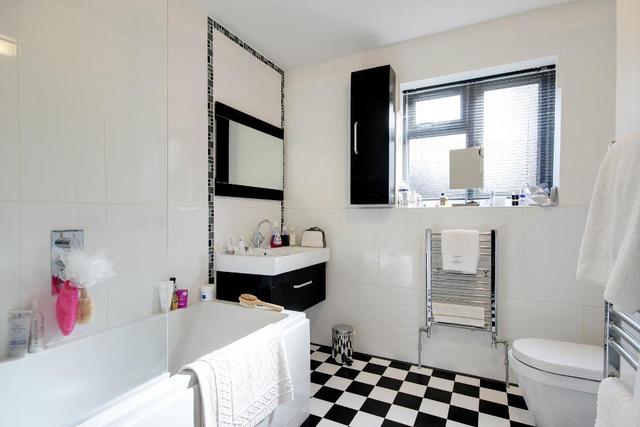  Image of 2 bedroom Flat to rent in Green Lawns Moss Hall Grove London N12 at North Finchley  London, N12 8PA