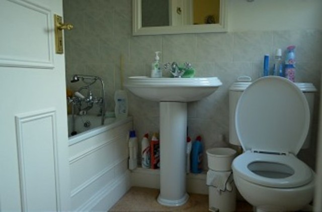  Image of 2 bedroom Detached house to rent in Mount Close Cockfosters Barnet EN4 at Mount Close  Cockfosters, EN4 0AG