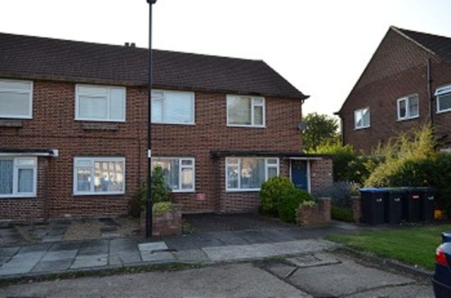  Image of 2 bedroom Detached house to rent in Mount Close Cockfosters Barnet EN4 at Mount Close  Cockfosters, EN4 0AG