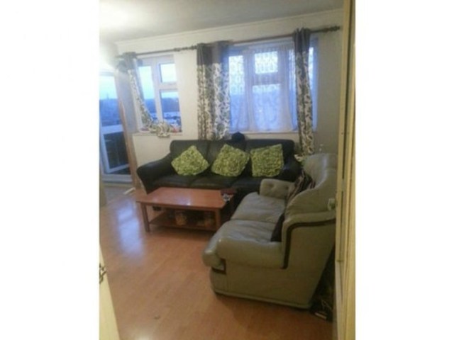  Image of 3 bedroom Flat to rent in Mount Pleasant Ilford Lane Ilford IG1 at MOUNT PLEASANT  ILFORD, IG1 2SG