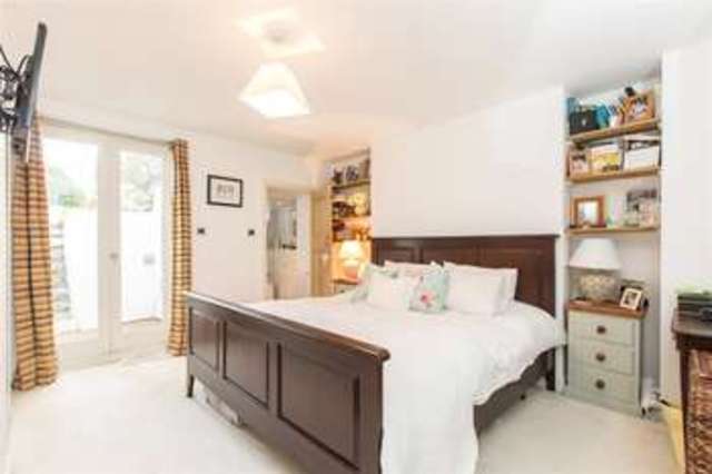  Image of 2 bedroom Flat to rent in North Side Wandsworth Common London SW18 at Battersea London Earlsfield, SW18 2SL