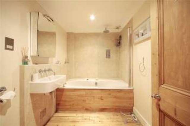  Image of 2 bedroom Flat to rent in North Side Wandsworth Common London SW18 at Wandsworth London Earlsfield, SW18 2SL
