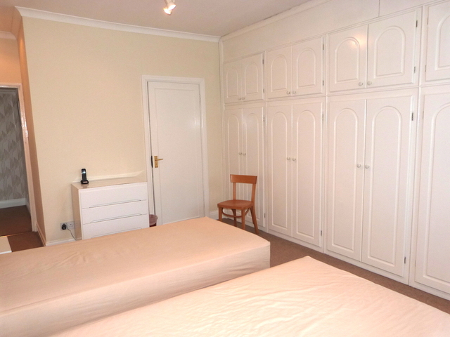  Image of 5 bedroom Detached house to rent in Oakfields Road London NW11 at TEMPLE FORTUNE, GOLDERS GREEN  GOLDERS GREEN, NW11 0HY