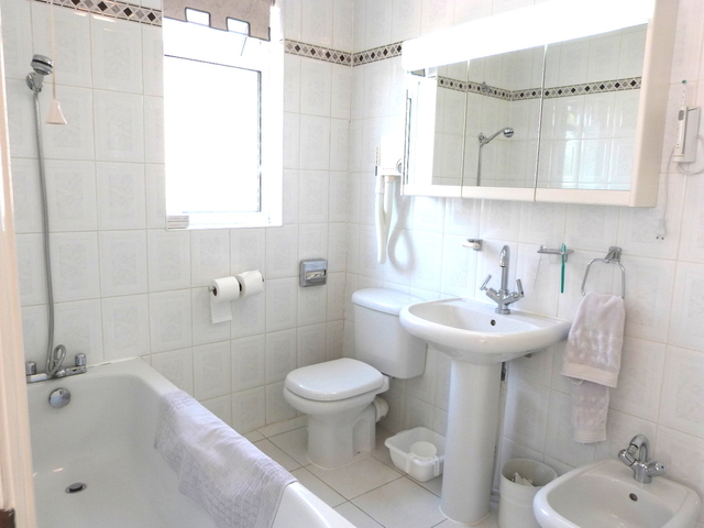  Image of 5 bedroom Detached house to rent in Oakfields Road London NW11 at TEMPLE FORTUNE, GOLDERS GREEN  GOLDERS GREEN, NW11 0HY
