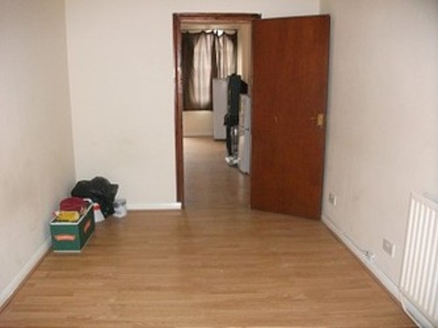  Image of Terraced house to rent in Oaklands Park Avenue Ilford IG1 at Oakland Park Avenue  ilford, IG1 1TG
