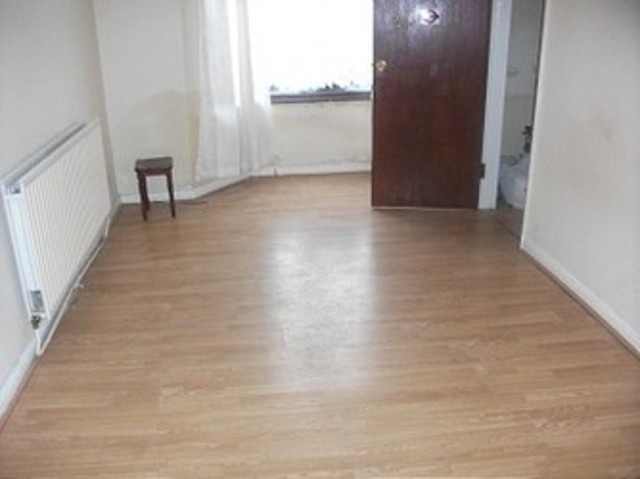  Image of Terraced house to rent in Oaklands Park Avenue Ilford IG1 at Oakland Park Avenue  ilford, IG1 1TG
