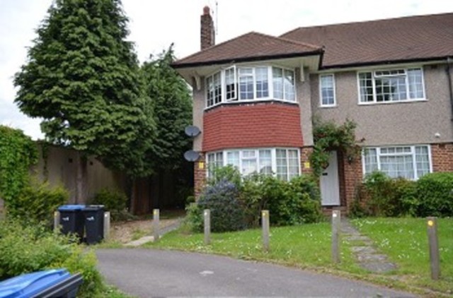  Image of 2 bedroom Maisonette to rent in Oakwood Close London N14 at Oakwood Close  Southgate, N14 4JY