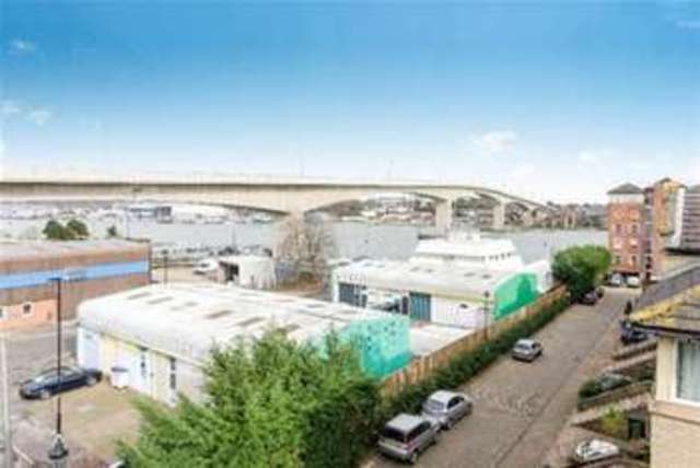  Image of 3 bedroom Flat to rent in Asturias Way Southampton SO14 at Southampton, SO14 3HT