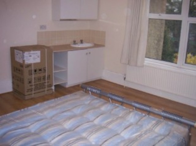  Image of Studio flat to rent in Old Park Road London N13 at Old Park Road  London, N13 4RE