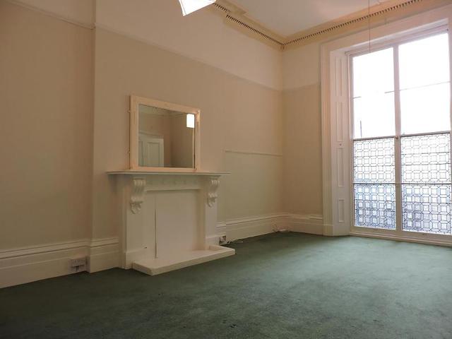  Image of 2 bedroom Ground Flat to rent in Palmeira Square Hove BN3 at Hove, BN3 2JB