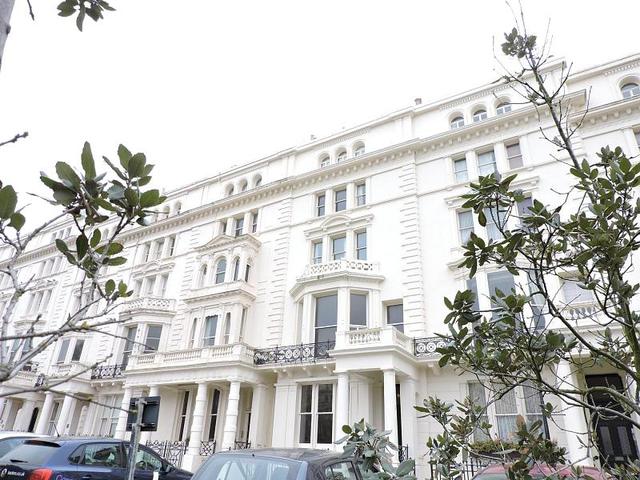  Image of 2 bedroom Ground Flat to rent in Palmeira Square Hove BN3 at Hove, BN3 2JB