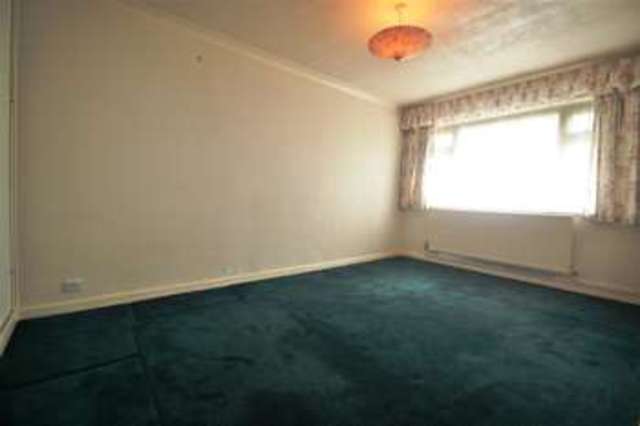  Image of 2 bedroom Apartment to rent in Central Road Morden SM4 at Morden, SM4 5RN
