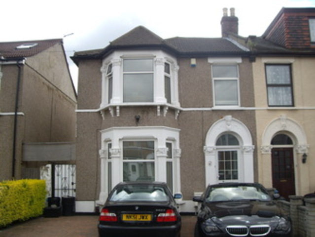  Image of 3 bedroom Detached house to rent in Pembroke Road Seven Kings Ilford IG3 at Pembrooke road  Sevenkings, IG3 8PH