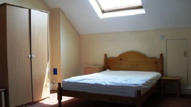  Image of 4 bedroom House Share to rent in Pershore Road Selly Park Birmingham B29 at Selly Oak West Midlands Selly Oak, B29 7NX