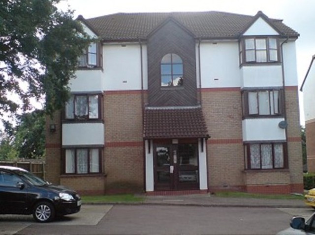 Image of Flat to rent in Plowman Close London N18 at Plowmans Close  Edmonton, N18 1XA