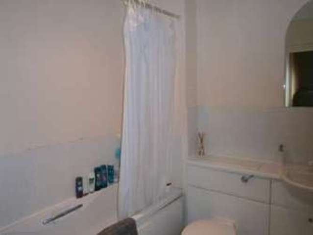  Image of 2 bedroom Apartment to rent in Romford Road London E15 at Quadrangle, Romford Road  Stratford, E15 4EJ