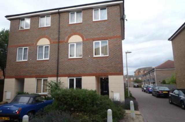  Image of 3 bedroom Town House to rent in Quarles Park Road Chadwell Heath Romford RM6 at Quarles Park Road  Chadwell Heath, RM6 4DE