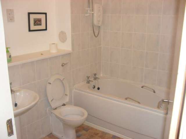  Image of 2 bedroom Flat to rent in Queen Elizabeth Gardens Glasgow G5 at Gorbals Gorbals Glasgow, G5 0UE