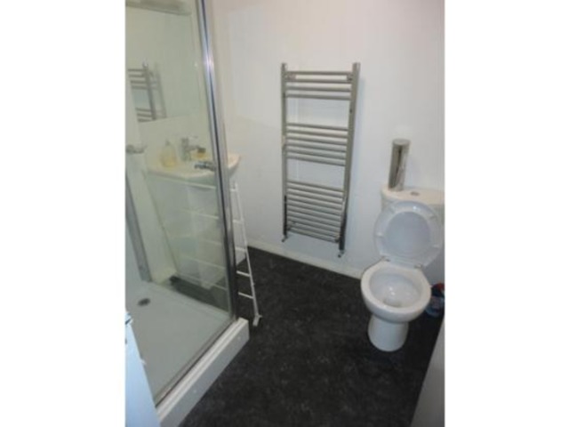  Image of 2 bedroom Flat to rent in Queens Drive London N4 at Queens Drive  Finsbury Park, N4 2BH