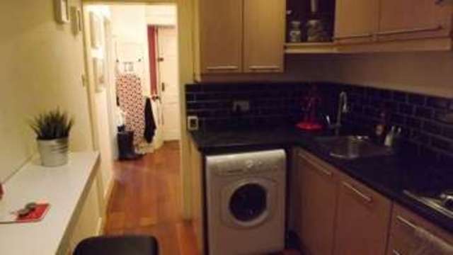  Image of 2 bedroom Flat for sale in Queen Square Glasgow G41 at Queen Square  Glasgow, G41 2AZ