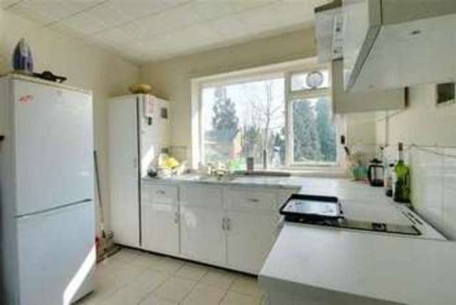  Image of 3 bedroom Apartment to rent in Quicks Road London SW19 at Merton, SW19 1EY