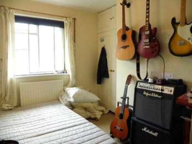 Image of 3 bedroom Apartment to rent in Quicks Road London SW19 at Merton, SW19 1EY