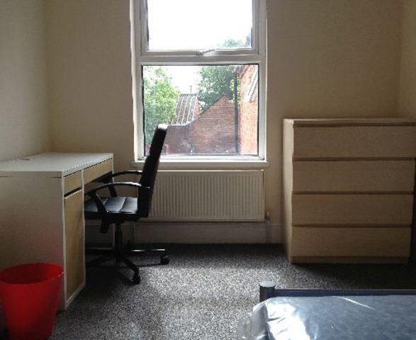  Image of 8 bedroom House Share to rent in Raddlebarn Road Selly Oak Birmingham B29 at Selly Oak West Midlands Selly Oak, B29 6HQ