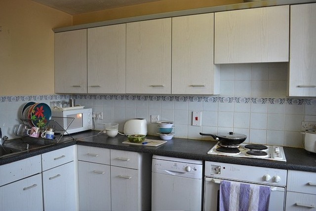  Image of 2 bedroom Flat for sale in Ravenings Parade Goodmayes Road Goodmayes Ilford IG3 at Ravening Parade  Goodmayes, IG3 9NR