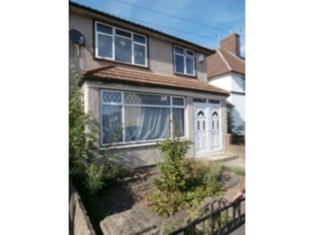  Image of 3 bedroom Semi-Detached house to rent in Raydons Road Dagenham RM9 at Raydons Road  Dagenham, RM9 5JL