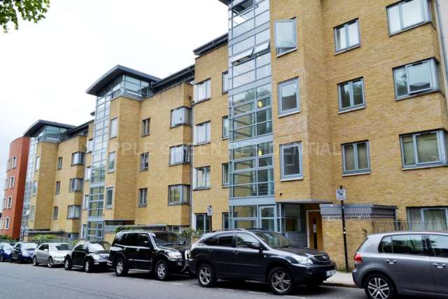  Image of 2 bedroom Apartment to rent in Regents Park Road London NW1 at Regents Park Road Primrose Hill London, NW1 8AQ