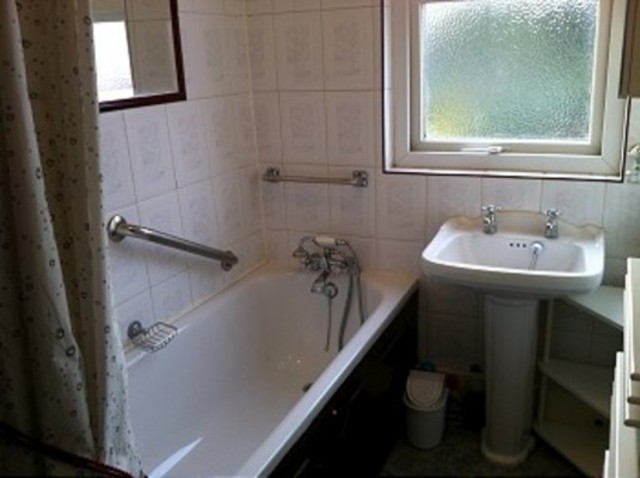  Image of 3 bedroom Detached house to rent in Riverway London N13 at Riverway  Palmers Green, N13 5JY