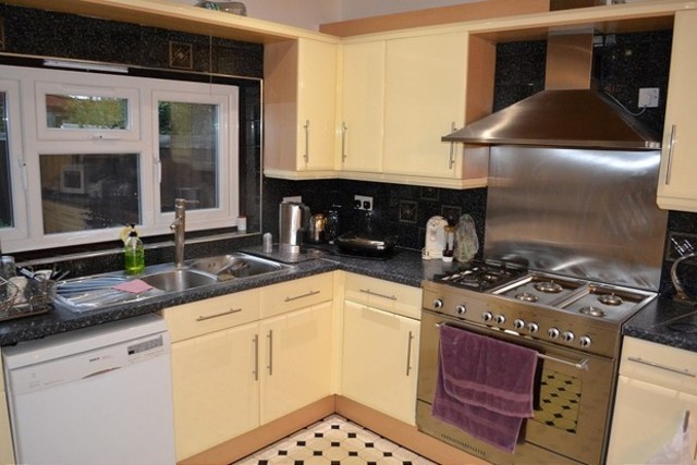  Image of 3 bedroom Terraced house to rent in Roxy Avenue Chadwell Heath Romford RM6 at Roxy Avenue  Chadwell Heath, RM6 4AN