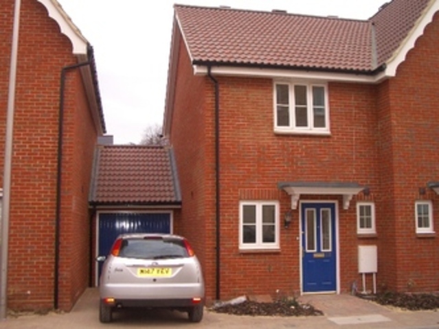  Image of 2 bedroom Detached house to rent in Royal Crescent Ilford IG2 at Royal Cresent  Newbury park, IG2 7JZ