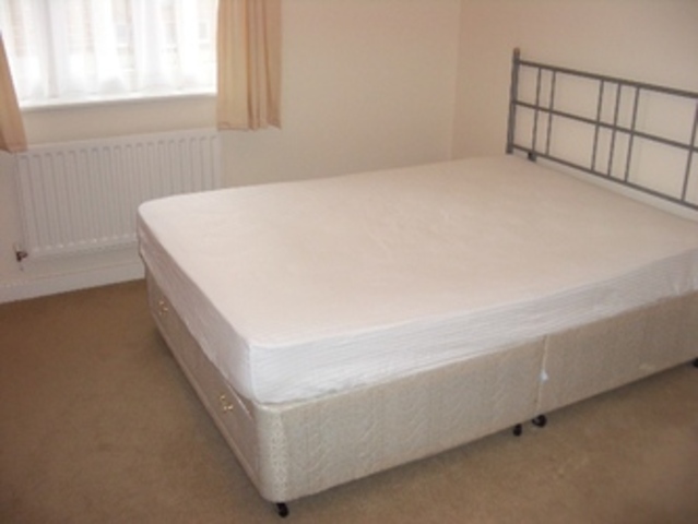  Image of 2 bedroom Detached house to rent in Royal Crescent Ilford IG2 at Royal Cresent  Newbury park, IG2 7JZ