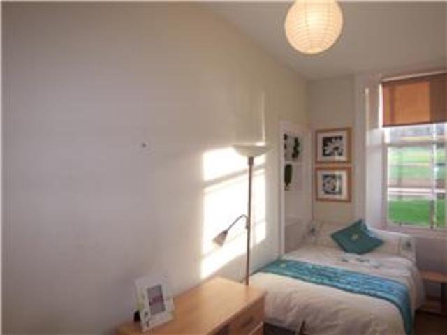  Image of 4 bedroom Flat to rent in Royal Park Terrace Edinburgh EH8 at Holyrood Edinburgh Edinburgh, EH8 8JA