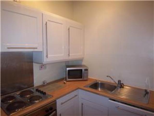  Image of 4 bedroom Flat to rent in Royal Park Terrace Edinburgh EH8 at Holyrood Edinburgh Edinburgh, EH8 8JA