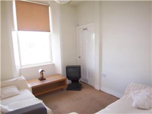  Image of 4 bedroom Flat to rent in Royal Park Terrace Edinburgh EH8 at Holyrood Edinburgh Edinburgh, EH8 8JA