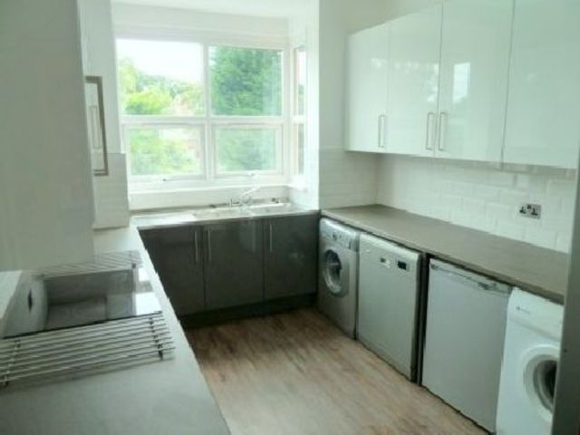  Image of 6 bedroom House Share to rent in Russell Road Moseley Birmingham B13 at Moseley West Midlands Moseley, B13 8RB