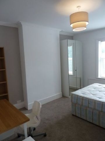  Image of 6 bedroom House Share to rent in Russell Road Moseley Birmingham B13 at Moseley West Midlands Moseley, B13 8RB