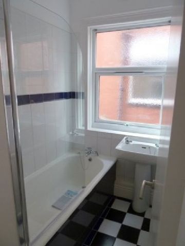  Image of 6 bedroom House Share to rent in Russell Road Moseley Birmingham B13 at Moseley West Midlands Moseley, B13 8RB