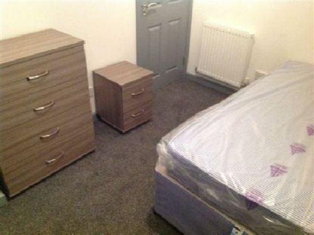  Image of 5 bedroom House Share to rent in School Terrace Hubert Road Selly Oak Birmingham B29 at Selly Oak West Midlands Selly Oak, B29 6DY