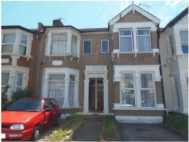  Image of 2 bedroom Terraced house to rent in Seymour Gardens Cranbrook Ilford IG1 at SEYMOUR GARDENS  ILFORD, IG1 3LN