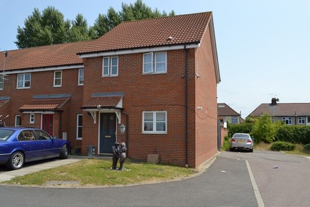  Image of 3 bedroom End of Terrace to rent in Sherman Gardens Chadwell Heath Romford RM6 at Sherman Gardens  Chadwell Heath, RM6 4AX