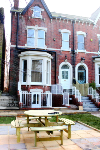  Image of 2 bedroom Flat to rent in Sholebroke Avenue Leeds LS7 at Sholebroke Avenue  Potternewton, Leeds, West York, LS7 3HD