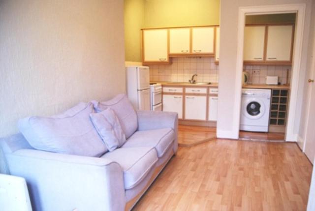  Image of 1 bedroom Flat to rent in Skirving Street Shawlands Glasgow G41 at Shawlands Glasgow Glasgow, G41 3AJ
