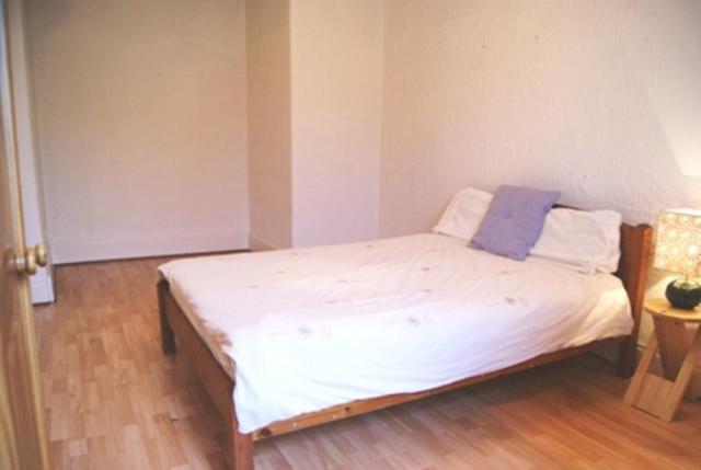  Image of 1 bedroom Flat to rent in Skirving Street Shawlands Glasgow G41 at Shawlands Glasgow Glasgow, G41 3AJ