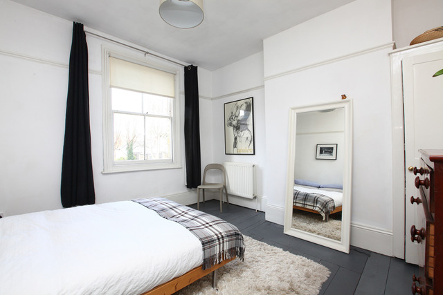  Image of 3 bedroom Apartment for sale in South Croxted Road London SE21 at South Croxted Road  Sydenham Hill, SE21 8AY