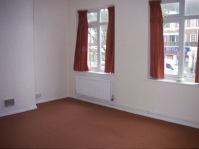  Image of 3 bedroom Maisonette to rent in Station Parade Cockfosters Road Cockfosters Barnet EN4 at Station Parade  Cockfosters, EN4 0DW