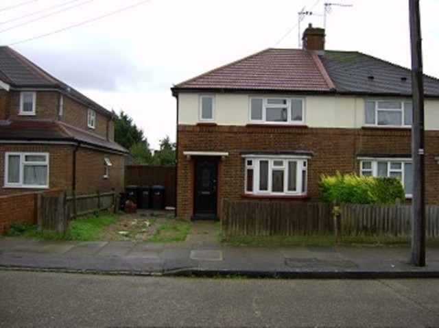  Image of 3 bedroom Semi-Detached house to rent in Stoneleigh Avenue Enfield EN1 at Stoneleigh Avenue  Enfield, EN1 4HJ